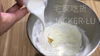 淡奶油吐司，无黄油版本，质地轻盈又韧性拉丝，散发着浓郁奶香。的做法步骤：2