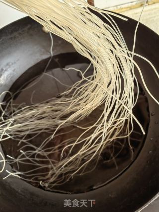青椒牛肉炒红薯粉的做法步骤：1
