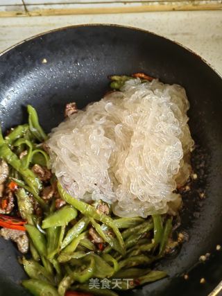 青椒牛肉炒红薯粉的做法步骤：5