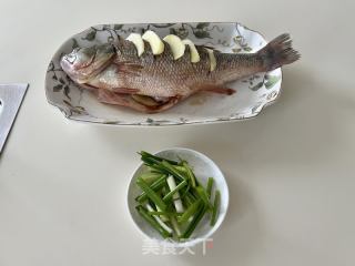 清蒸鲈鱼的做法步骤：4