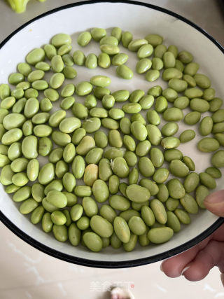 肉沫烧毛豆的做法步骤：1