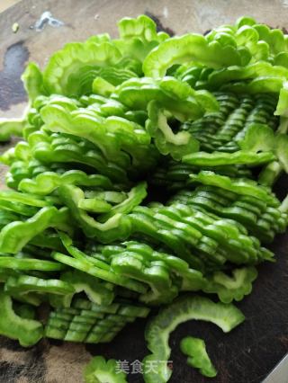 豆豉辣椒炒苦瓜的做法步骤：2