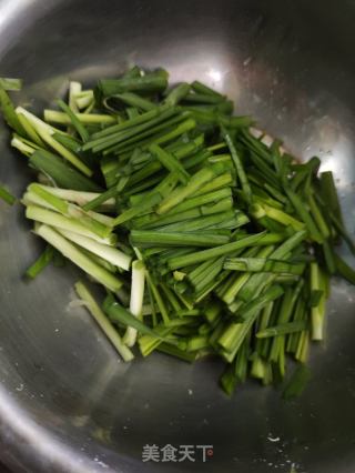 肉末鸡蛋韭菜炒老豆腐的做法步骤：2
