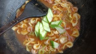 番茄蝴蝶面——献给宝宝的美食的做法步骤：16