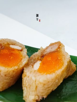 咸蛋黄鲜肉粽的做法步骤：2