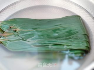 咸蛋黄鲜肉粽的做法步骤：4