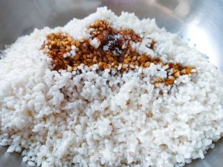 咸蛋黄鲜肉粽的做法步骤：5
