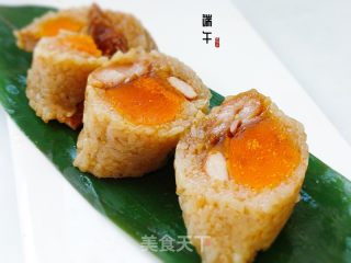 咸蛋黄鲜肉粽的做法步骤：17