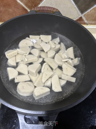 面筋炒火腿肠的做法步骤：2