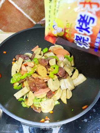 面筋炒火腿肠的做法步骤：6