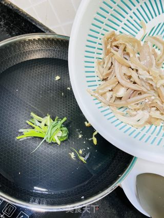 夏日开胃菜凉拌猪肚丝的做法步骤：1