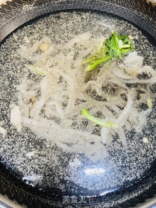 夏日开胃菜凉拌猪肚丝的做法步骤：2