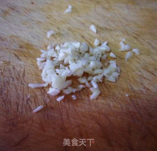 黄瓜拌松花的做法步骤：2