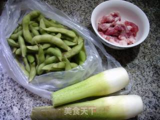 五花肉茭白炒毛豆的做法步骤：1