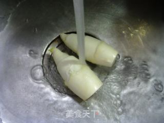 五花肉茭白炒毛豆的做法步骤：3