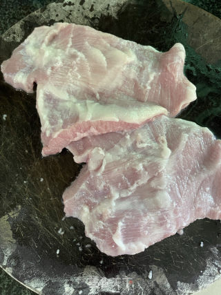 炸猪颈肉的做法步骤：1