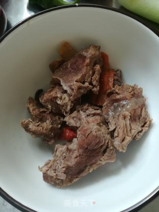牛肉炖土豆的做法步骤：1