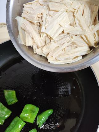 辣椒洋葱炒腐竹的做法步骤：5