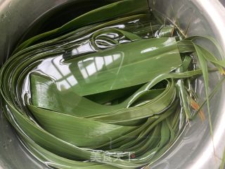 咸蛋黄肉粽的做法步骤：1