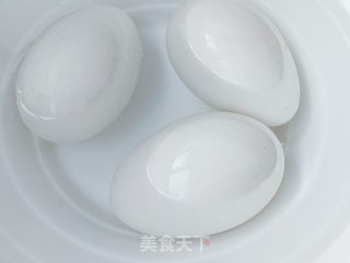 小葱拌鹅蛋的做法步骤：2