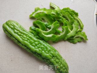 苦瓜炒牛肉的做法步骤：2