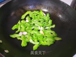 苦瓜炒牛肉的做法步骤：4