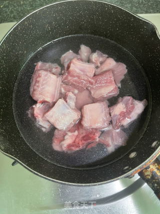 百叶结红烧排骨的做法步骤：1
