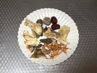 菌菇排骨汤的做法步骤：1