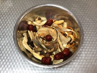 菌菇排骨汤的做法步骤：2