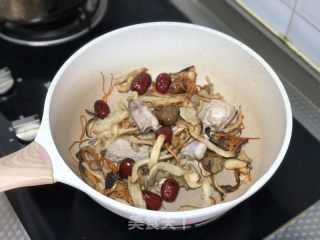 菌菇排骨汤的做法步骤：3