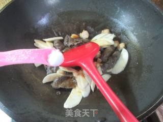 蛤蜊茭白炒荞麦疙瘩的做法步骤：11