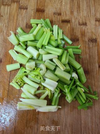 芹菜炒豆腐的做法步骤：1