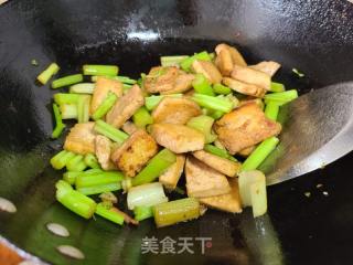 芹菜炒豆腐的做法步骤：4