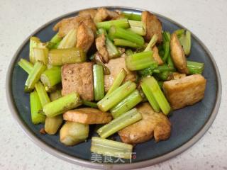 芹菜炒豆腐的做法步骤：5