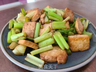 芹菜炒豆腐的做法步骤：6