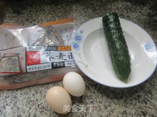 鸡蛋黄瓜拌荞麦面的做法步骤：1
