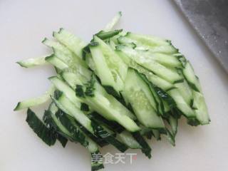 鸡蛋黄瓜拌荞麦面的做法步骤：2