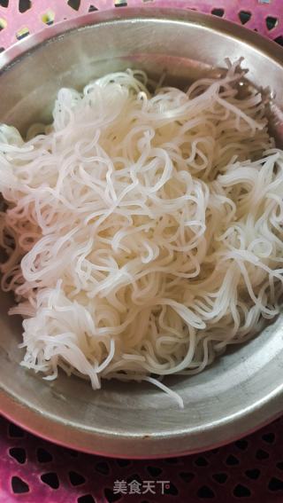 火腿炒米粉的做法步骤：1