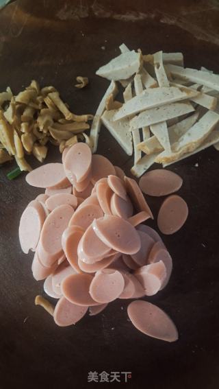 火腿炒米粉的做法步骤：3