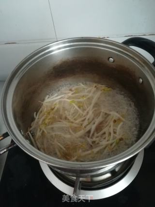 菠菜豆芽汤的做法步骤：1
