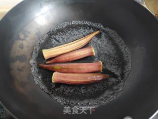 红秋葵炒蛋的做法步骤：2