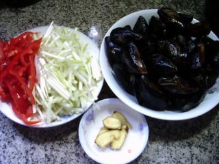 红椒淡菜炒韭黄的做法步骤：1
