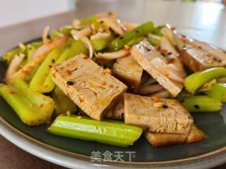 五香豆腐芹菜拌洋葱的做法