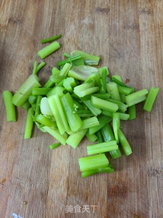 五香豆腐芹菜拌洋葱的做法步骤：2