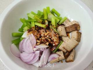 五香豆腐芹菜拌洋葱的做法步骤：6