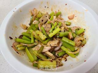 五香豆腐芹菜拌洋葱的做法步骤：7