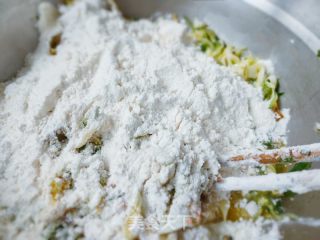 蔬菜鸡蛋饼的做法步骤：3