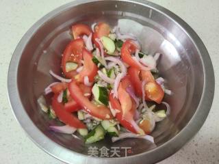 黄瓜拌西红柿洋葱的做法步骤：6