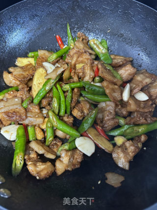 五花肉炒菌的做法步骤：3