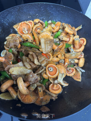五花肉炒菌的做法步骤：4
